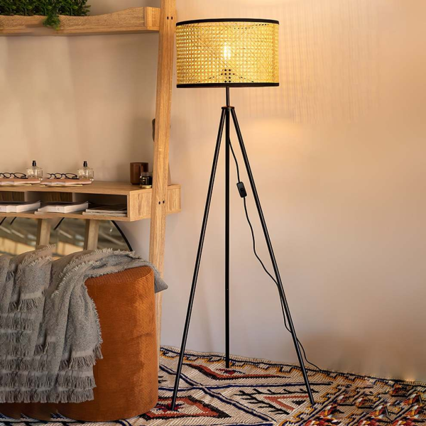 Lampe à poser au sol tripode en rotin