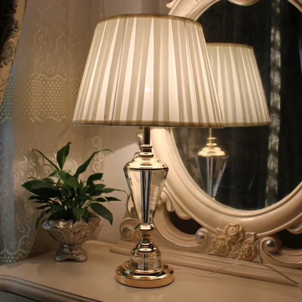 Lampe à poser dorée en cristal