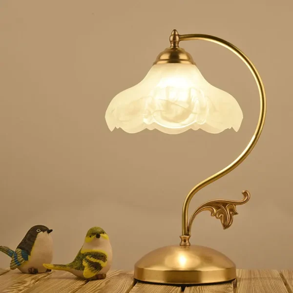 Lampe à poser design moderne dorée