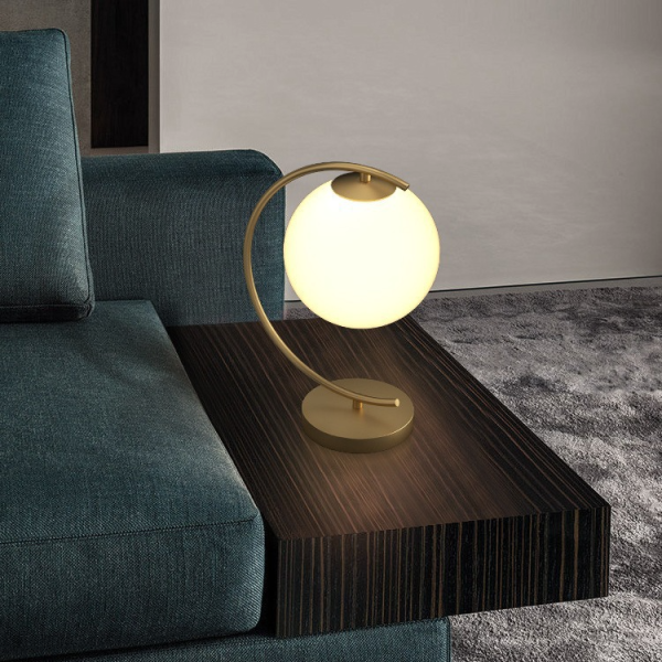 lampe à poser dorée avec boule en verre