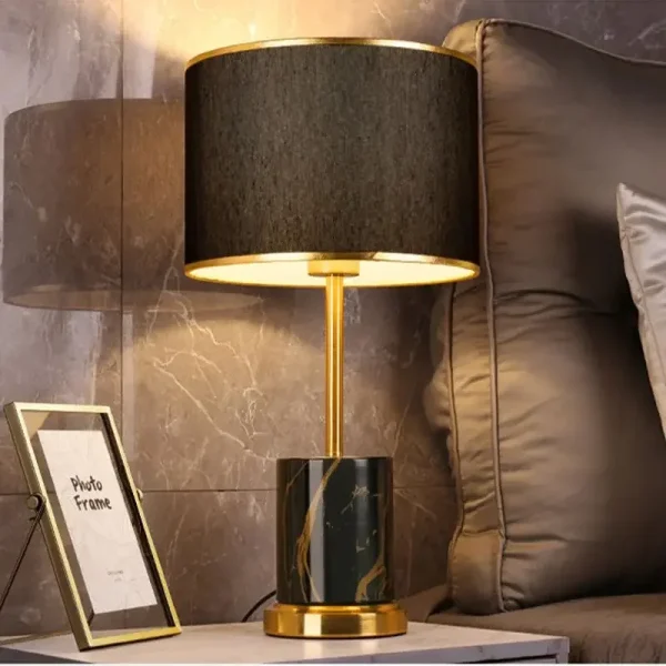 Lampe à poser contemporaine noire dorée
