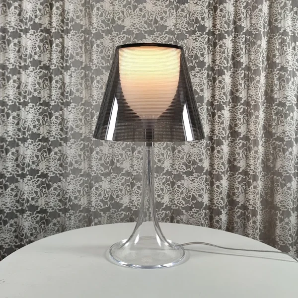 Lampe à poser contemporaine noire