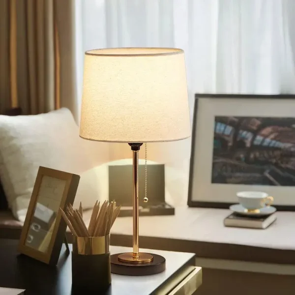 lampe à poser dorée minimaliste
