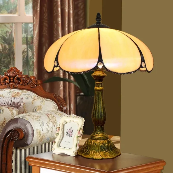 lampe à poser beige vintage style Tiffany