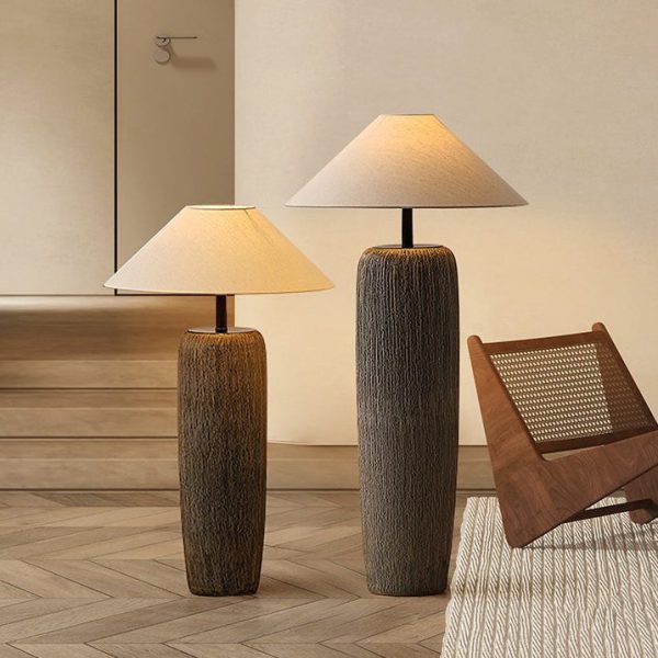 lampe à poser au sol moderne en bois vieilli